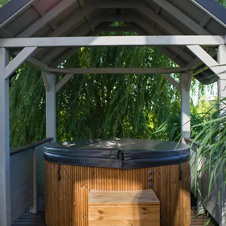 Z Jacuzzi Na Folwarku Zulawskim 度假居 *